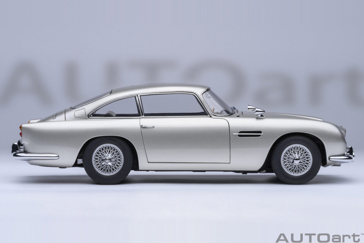 AutoArt Aston Martin DB5 Goldfinger (Silver) 1:18 Modell