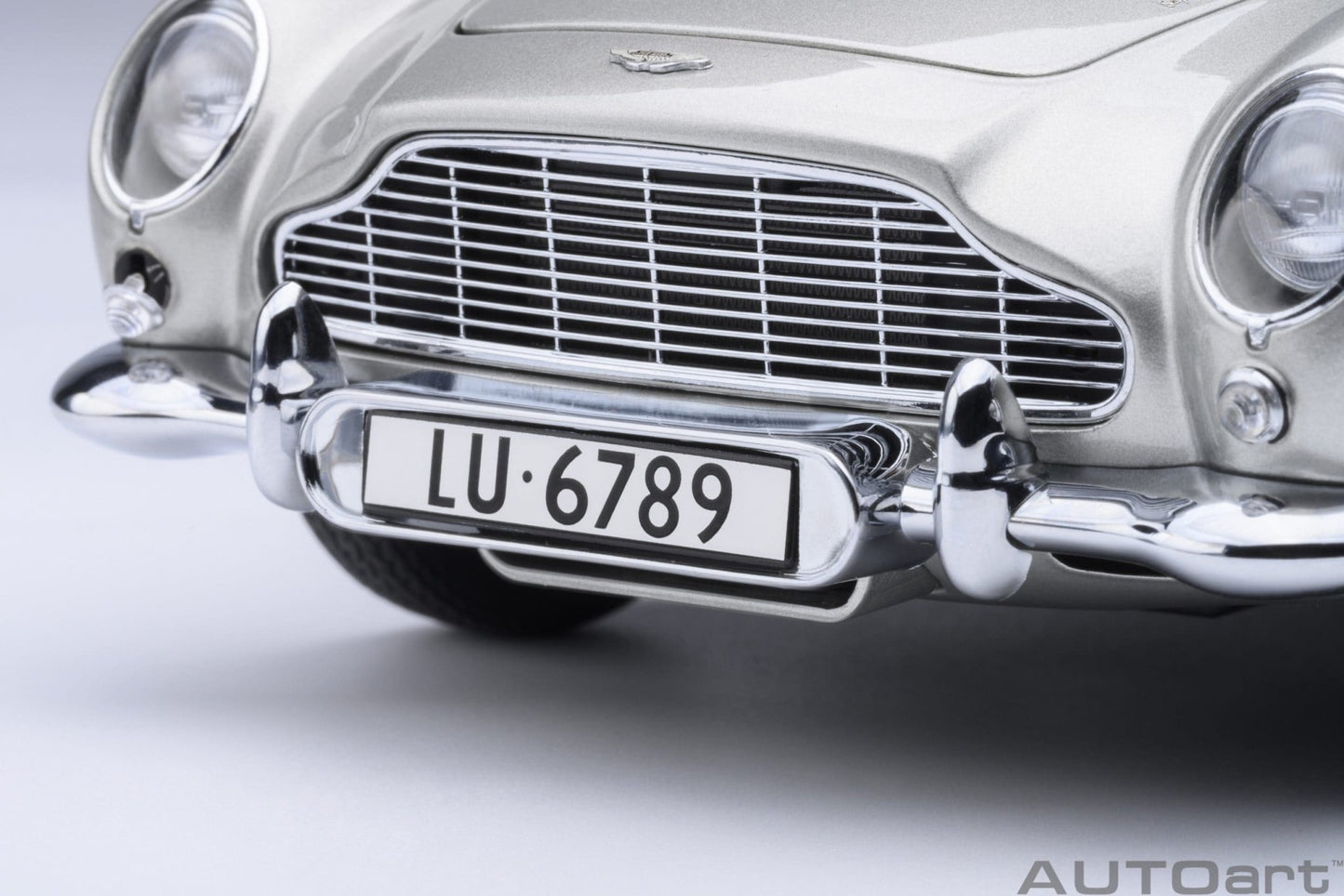 AutoArt Aston Martin DB5 Goldfinger (Silver) 1:18 Modell