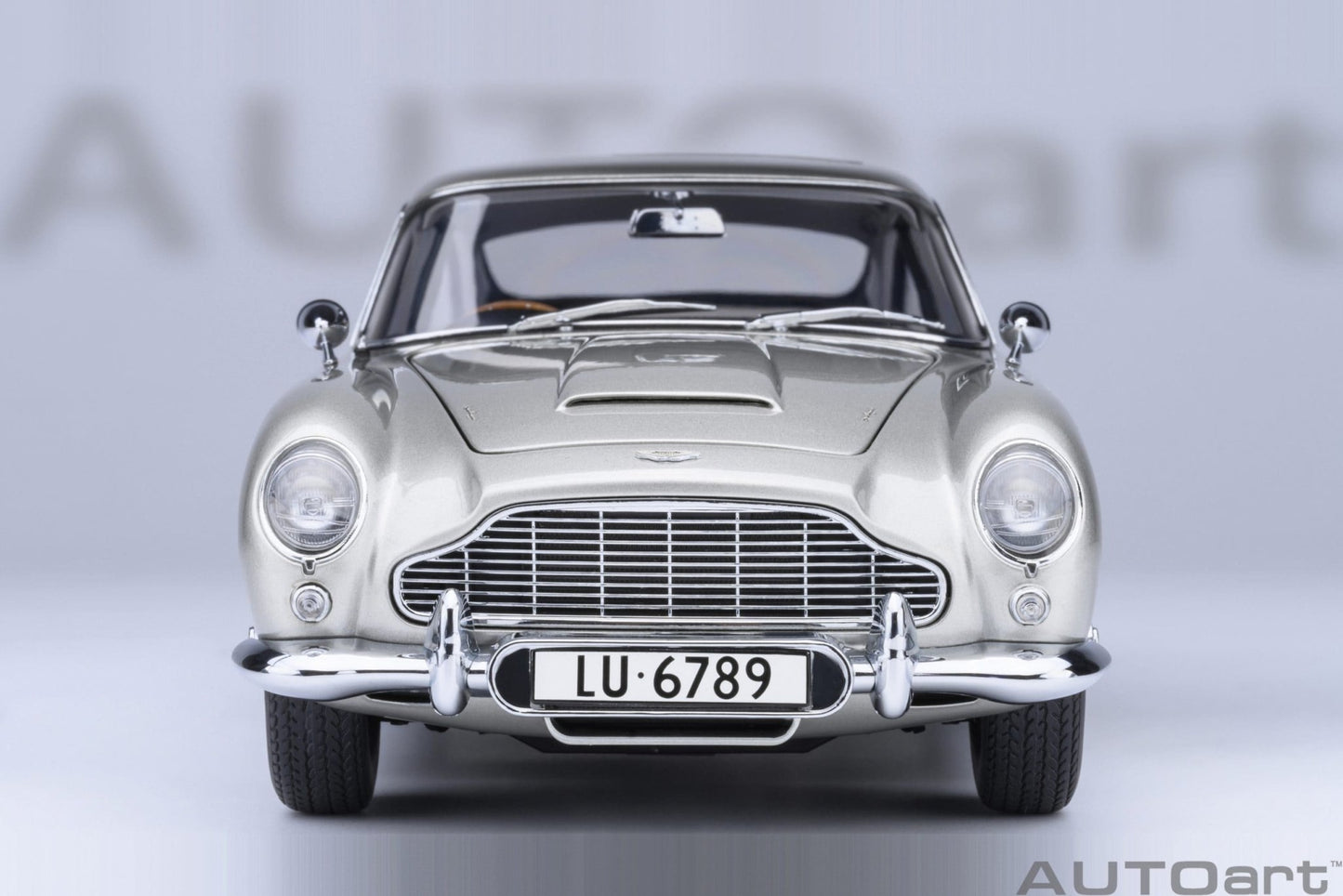 AutoArt Aston Martin DB5 Goldfinger (Silver) 1:18 Modell