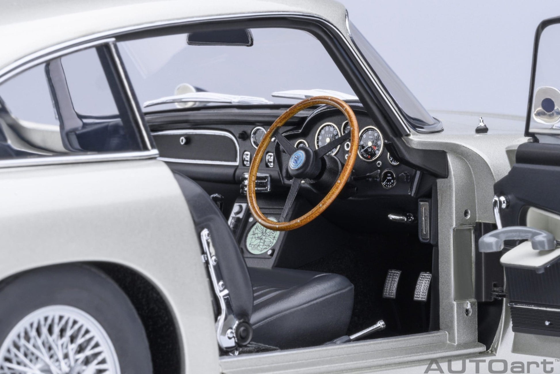 AutoArt Aston Martin DB5 Goldfinger (Silver) 1:18 Modell