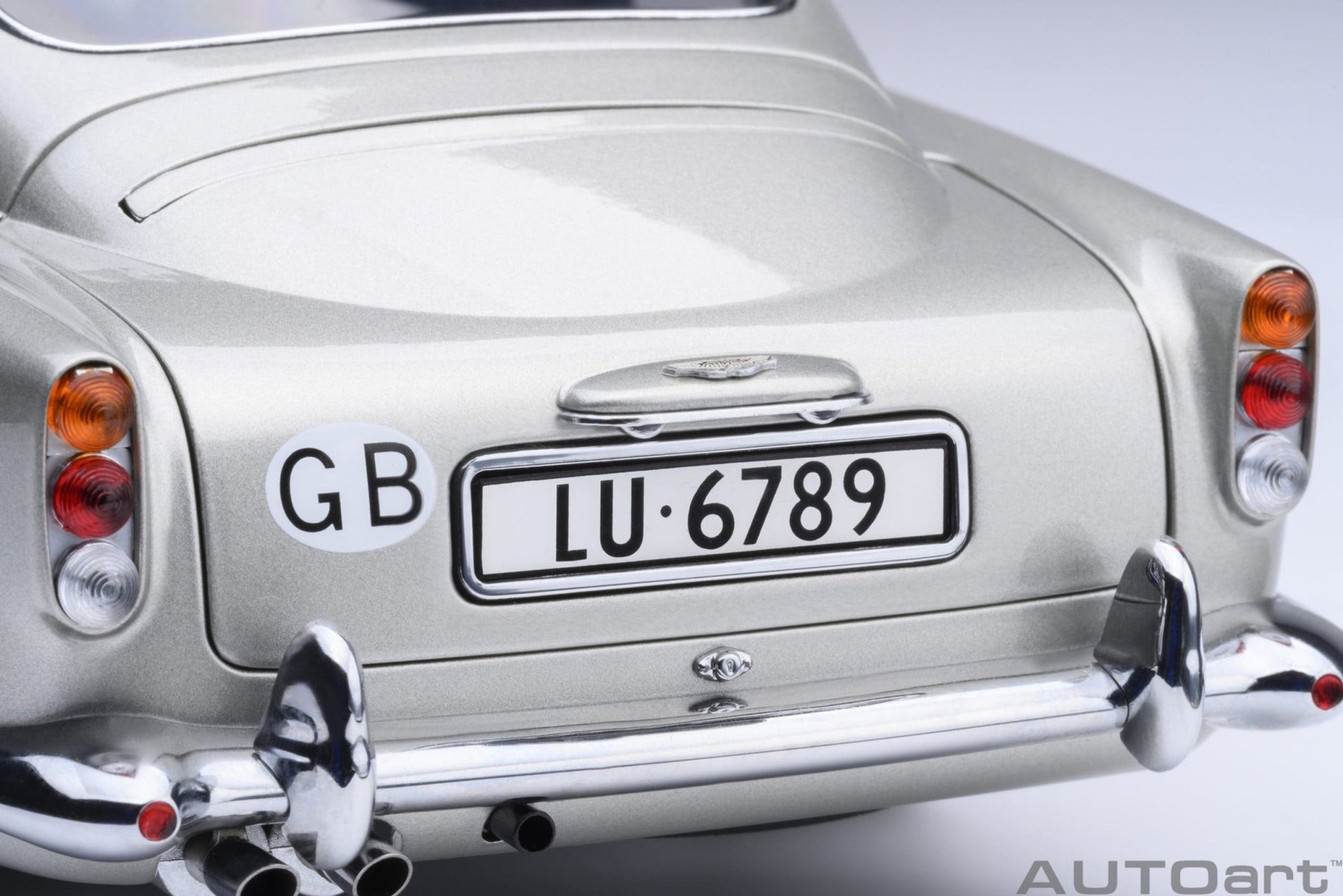 AutoArt Aston Martin DB5 Goldfinger (Silver) 1:18 Modell