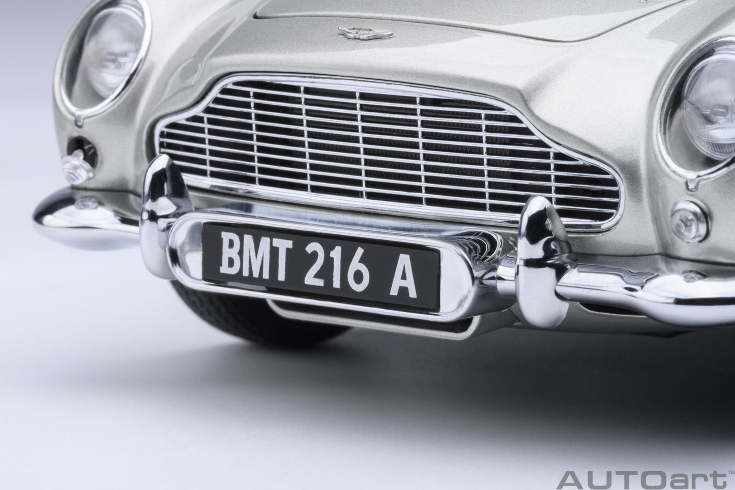 AutoArt Aston Martin DB5 Goldfinger (Silver) 1:18 Modell