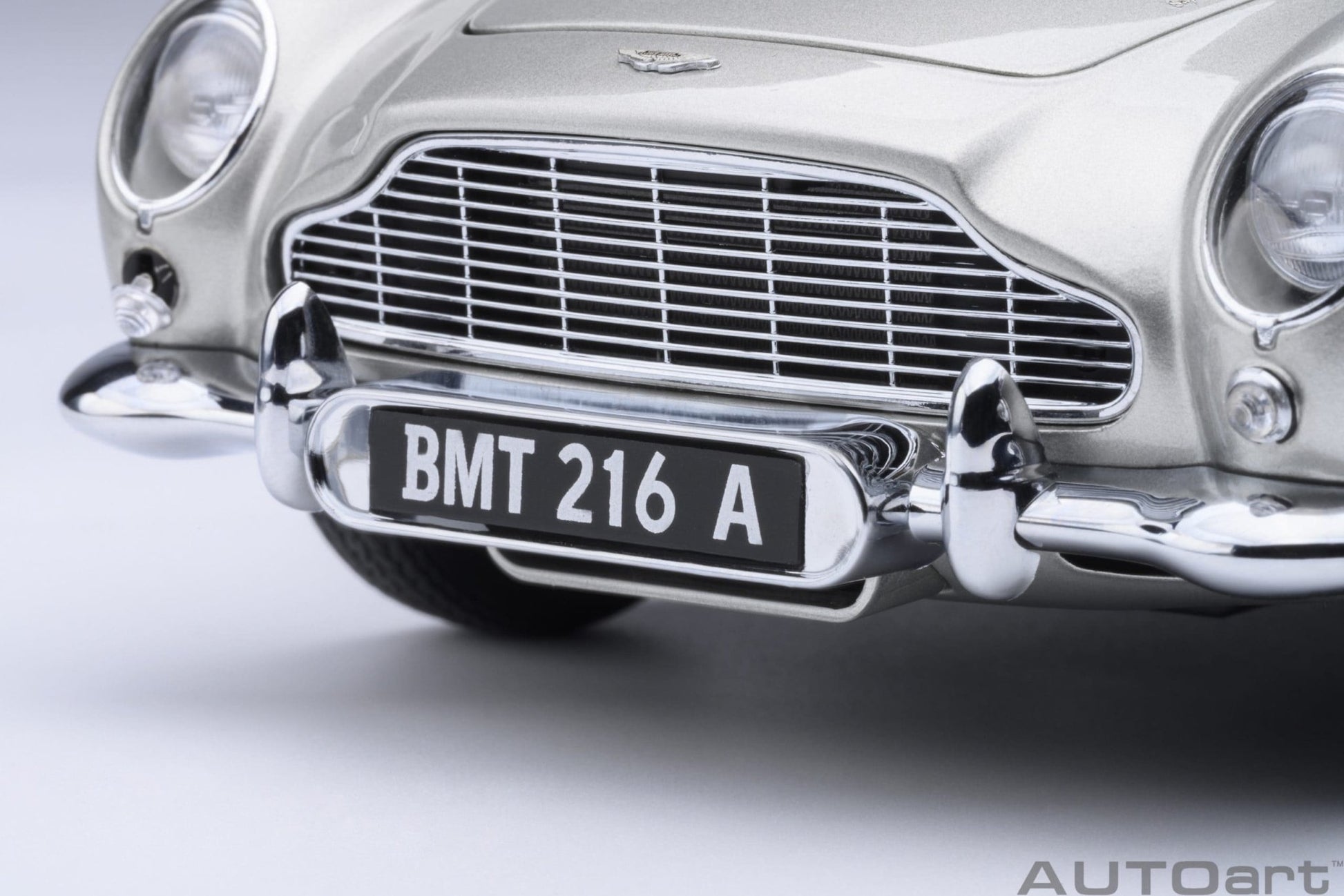 AutoArt Aston Martin DB5 Goldfinger (Silver) 1:18 Modell