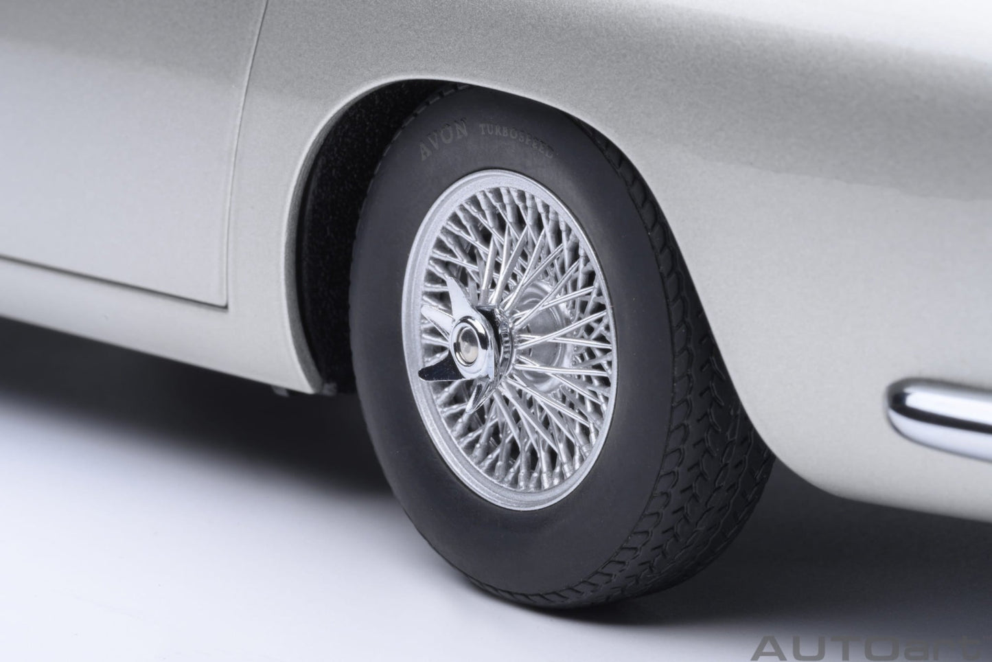 AutoArt Aston Martin DB5 Goldfinger (Silver) 1:18 Modell