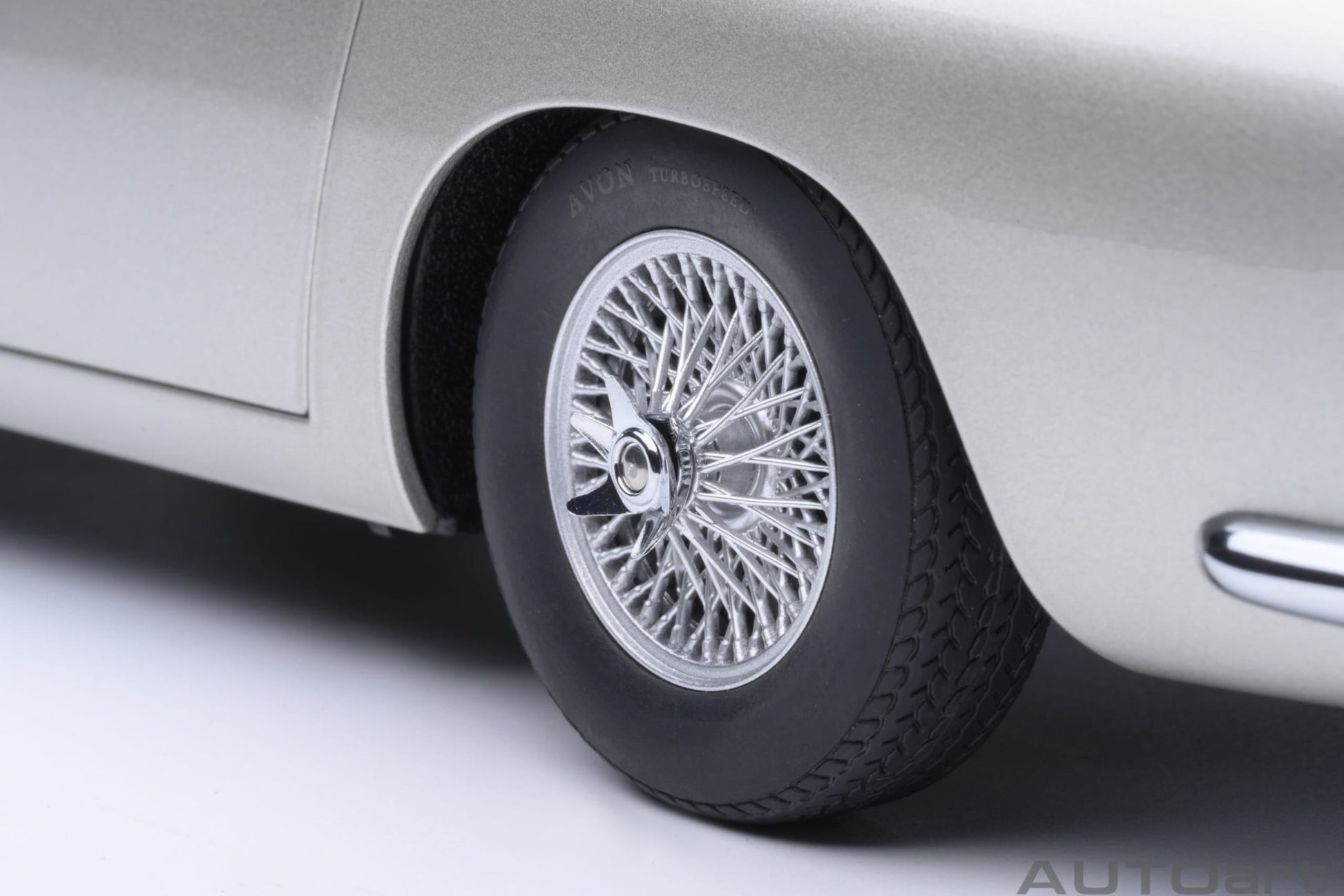 AutoArt Aston Martin DB5 Goldfinger (Silver) 1:18 Modell