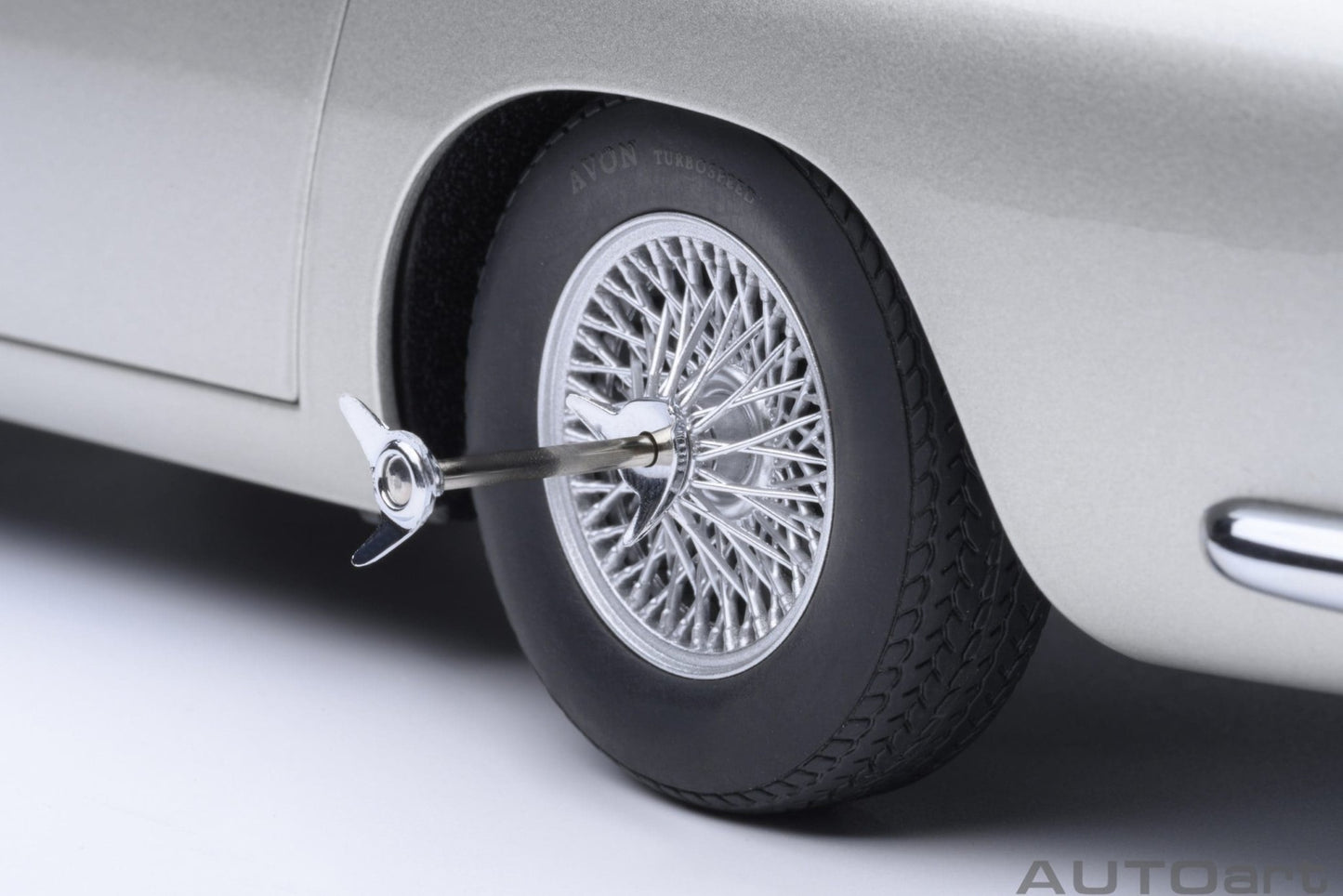 AutoArt Aston Martin DB5 Goldfinger (Silver) 1:18 Modell