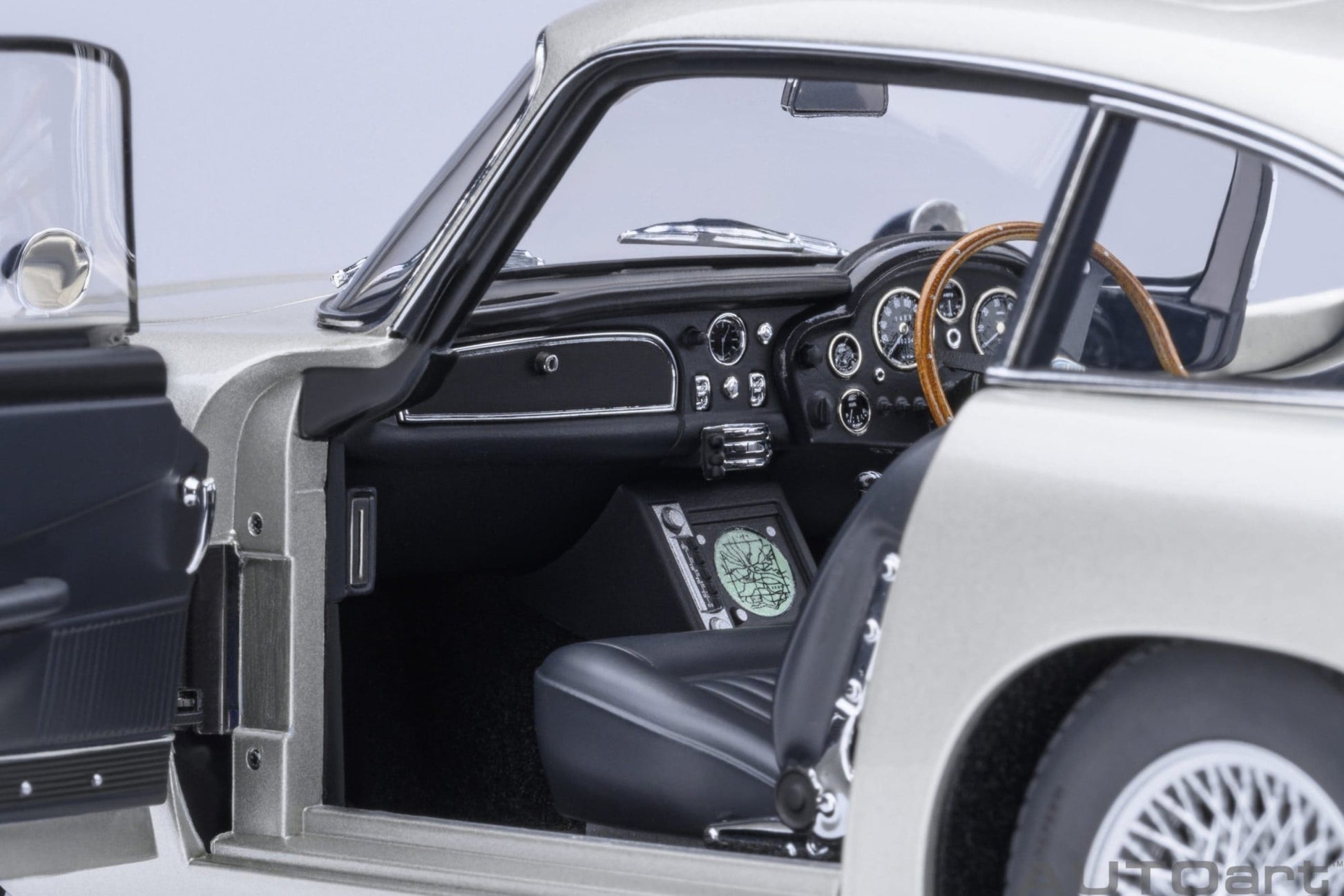 AutoArt Aston Martin DB5 Goldfinger (Silver) 1:18 Modell