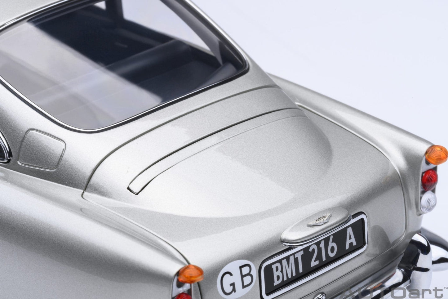 AutoArt Aston Martin DB5 Goldfinger (Silver) 1:18 Modell