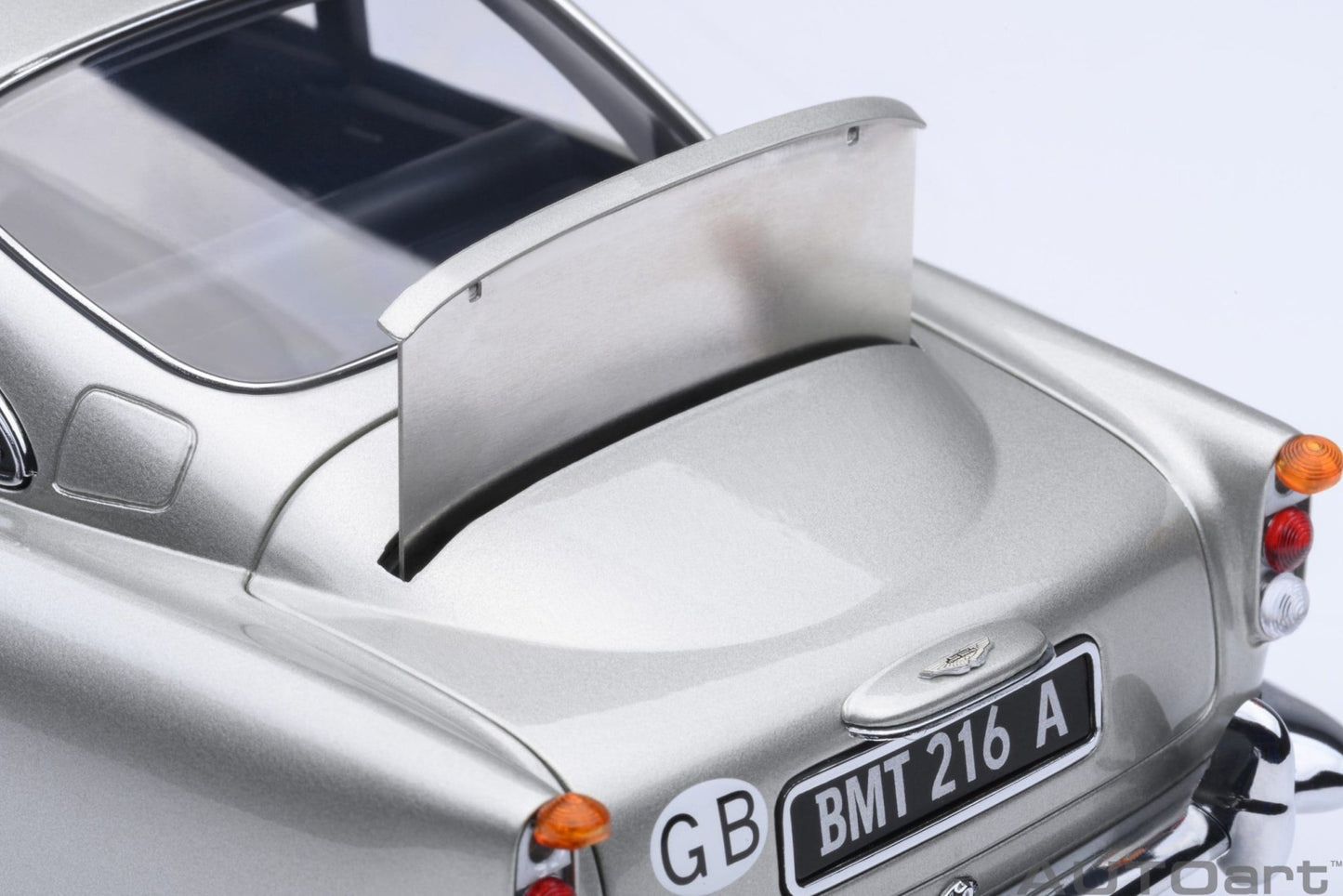 AutoArt Aston Martin DB5 Goldfinger (Silver) 1:18 Modell