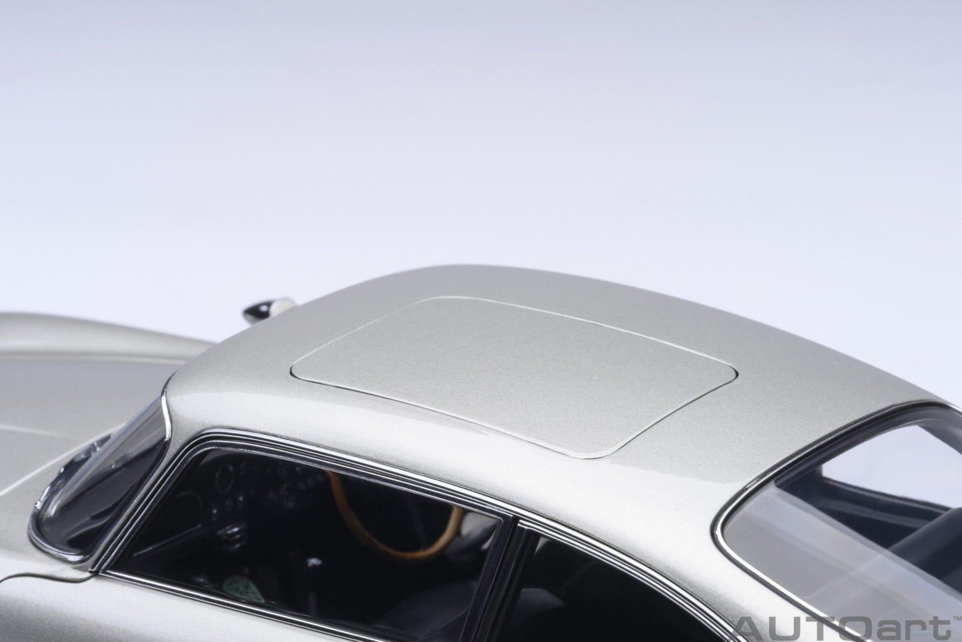 AutoArt Aston Martin DB5 Goldfinger (Silver) 1:18 Modell