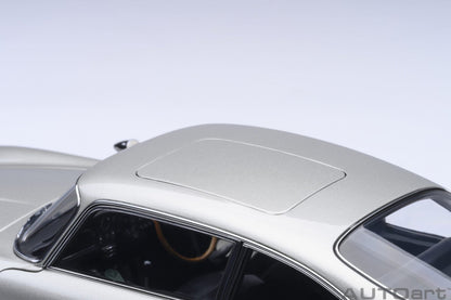 AutoArt Aston Martin DB5 Goldfinger (Silver) 1:18 Modell