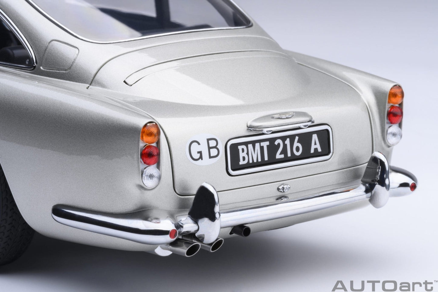 AutoArt Aston Martin DB5 Goldfinger (Silver) 1:18 Modell