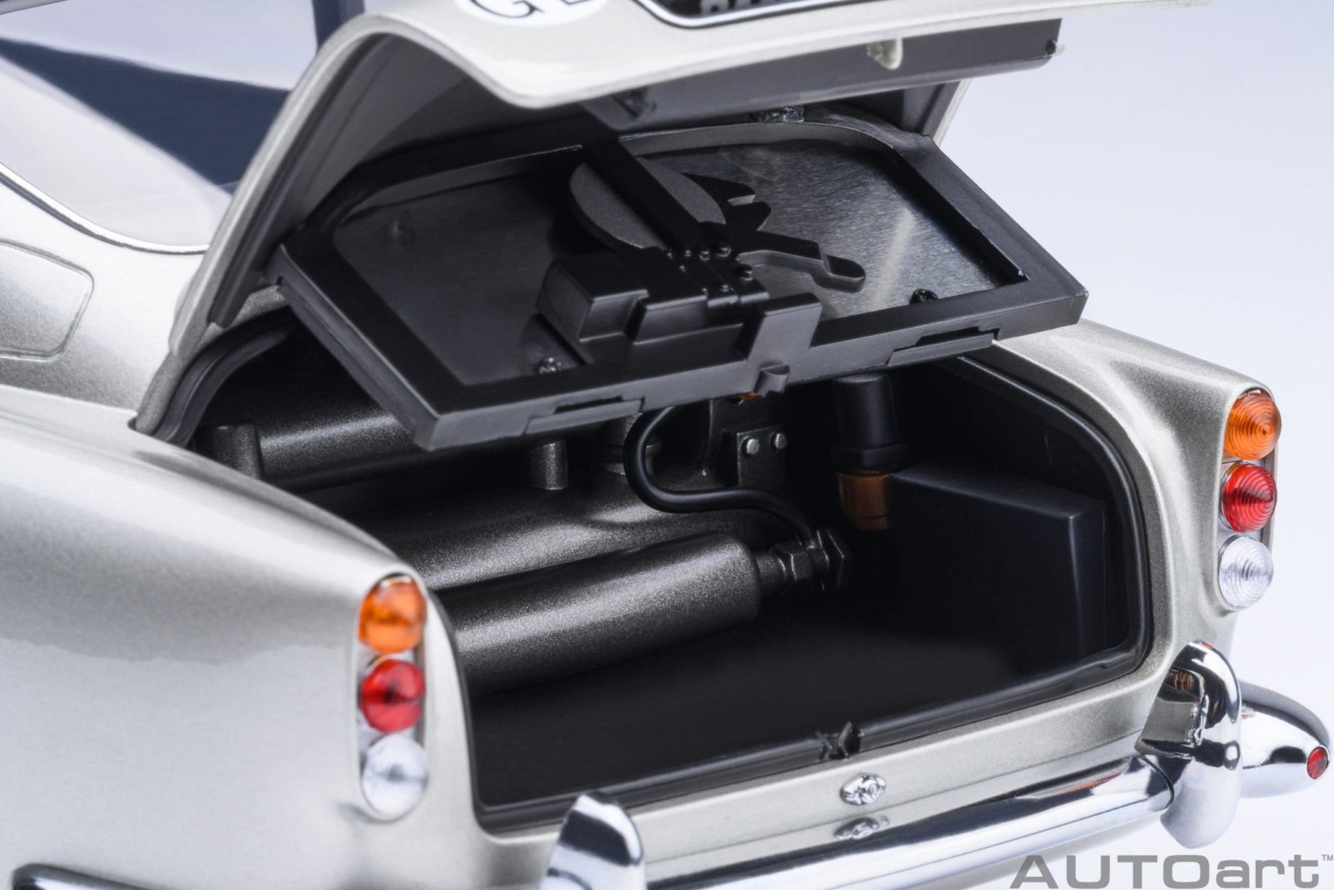 AutoArt Aston Martin DB5 Goldfinger (Silver) 1:18 Modell