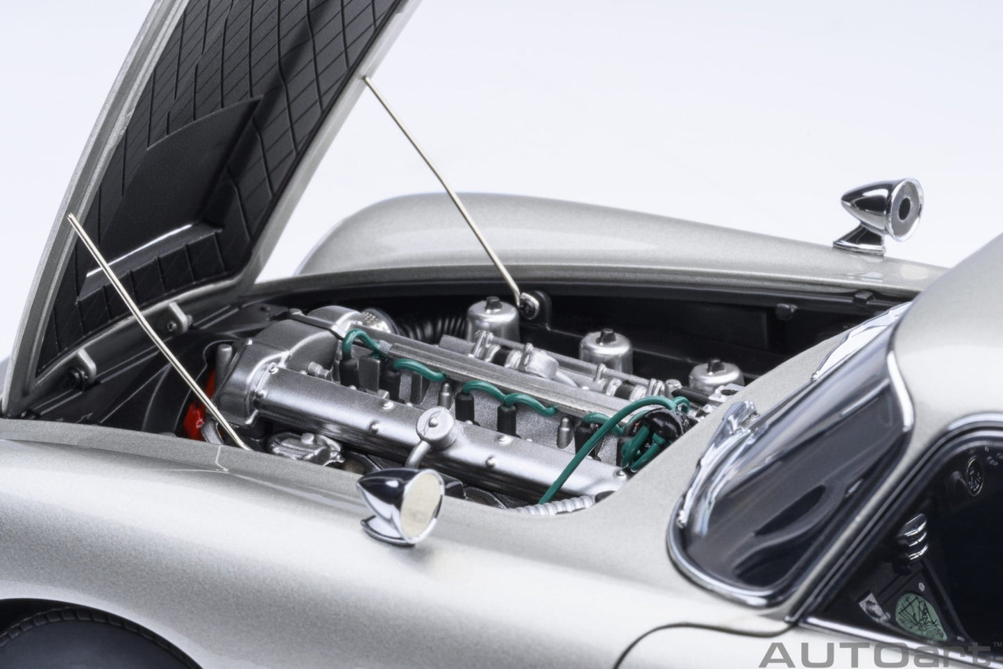 AutoArt Aston Martin DB5 Goldfinger (Silver) 1:18 Modell