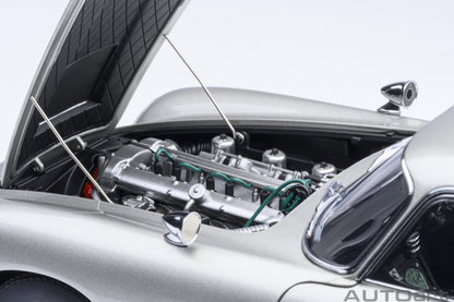 AutoArt Aston Martin DB5 Goldfinger (Silver) 1:18 Modell