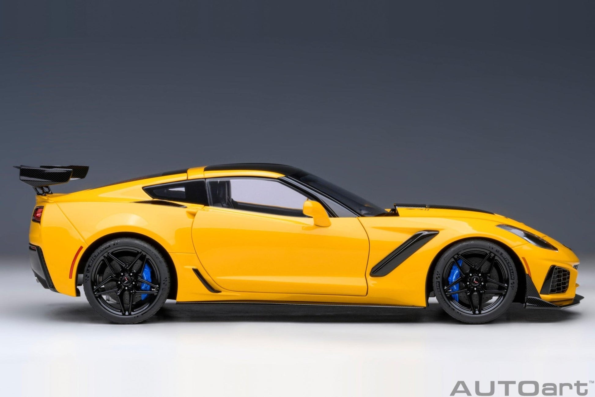 AutoArt Chevrolet Corvette C7 ZR1 - Corvette Racing Yellow Tintcoat 1:18 Modell - Artexio