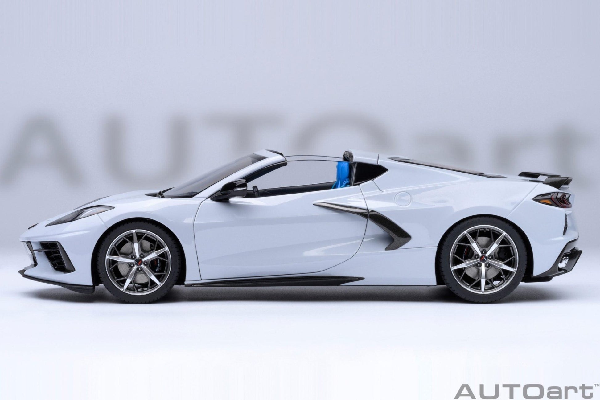 AutoArt Chevrolet Corvette C8 Stingray Z51 - Ceramic Matrix Grey Metallic 1:18 Modell - Artexio