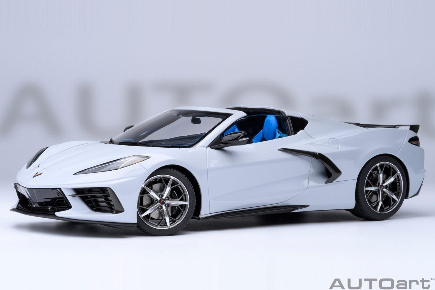 AutoArt Chevrolet Corvette C8 Stingray Z51 - Ceramic Matrix Grey Metallic 1:18 Modell - Artexio