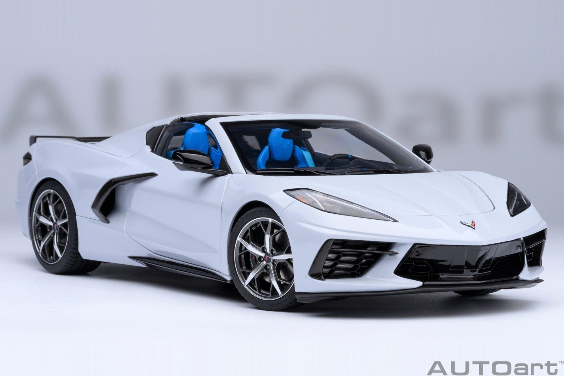 AutoArt Chevrolet Corvette C8 Stingray Z51 - Ceramic Matrix Grey Metallic 1:18 Modell - Artexio