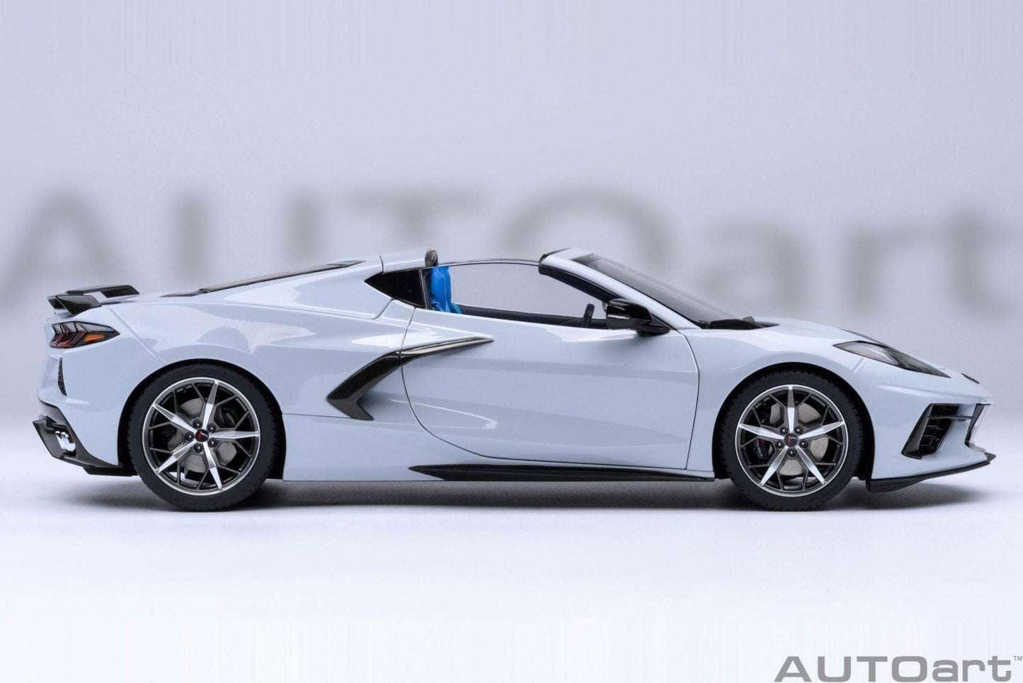 AutoArt Chevrolet Corvette C8 Stingray Z51 - Ceramic Matrix Grey Metallic 1:18 Modell - Artexio