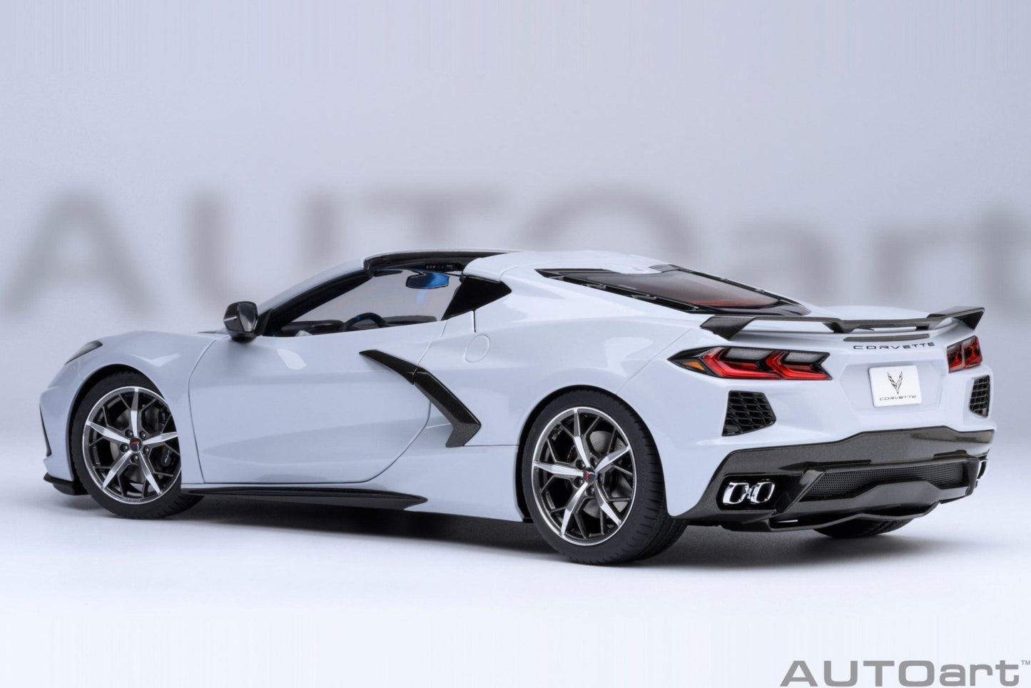 AutoArt Chevrolet Corvette C8 Stingray Z51 - Ceramic Matrix Grey Metallic 1:18 Modell - Artexio