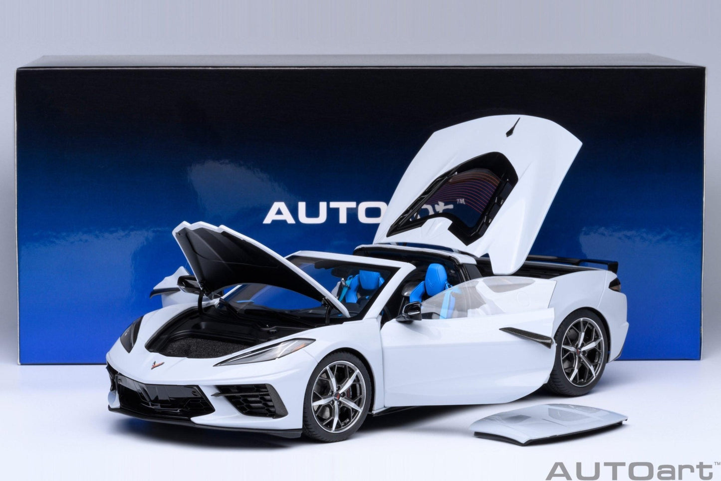 AutoArt Chevrolet Corvette C8 Stingray Z51 - Ceramic Matrix Grey Metallic 1:18 Modell - Artexio