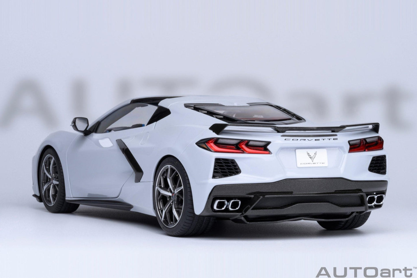 AutoArt Chevrolet Corvette C8 Stingray Z51 - Ceramic Matrix Grey Metallic 1:18 Modell - Artexio