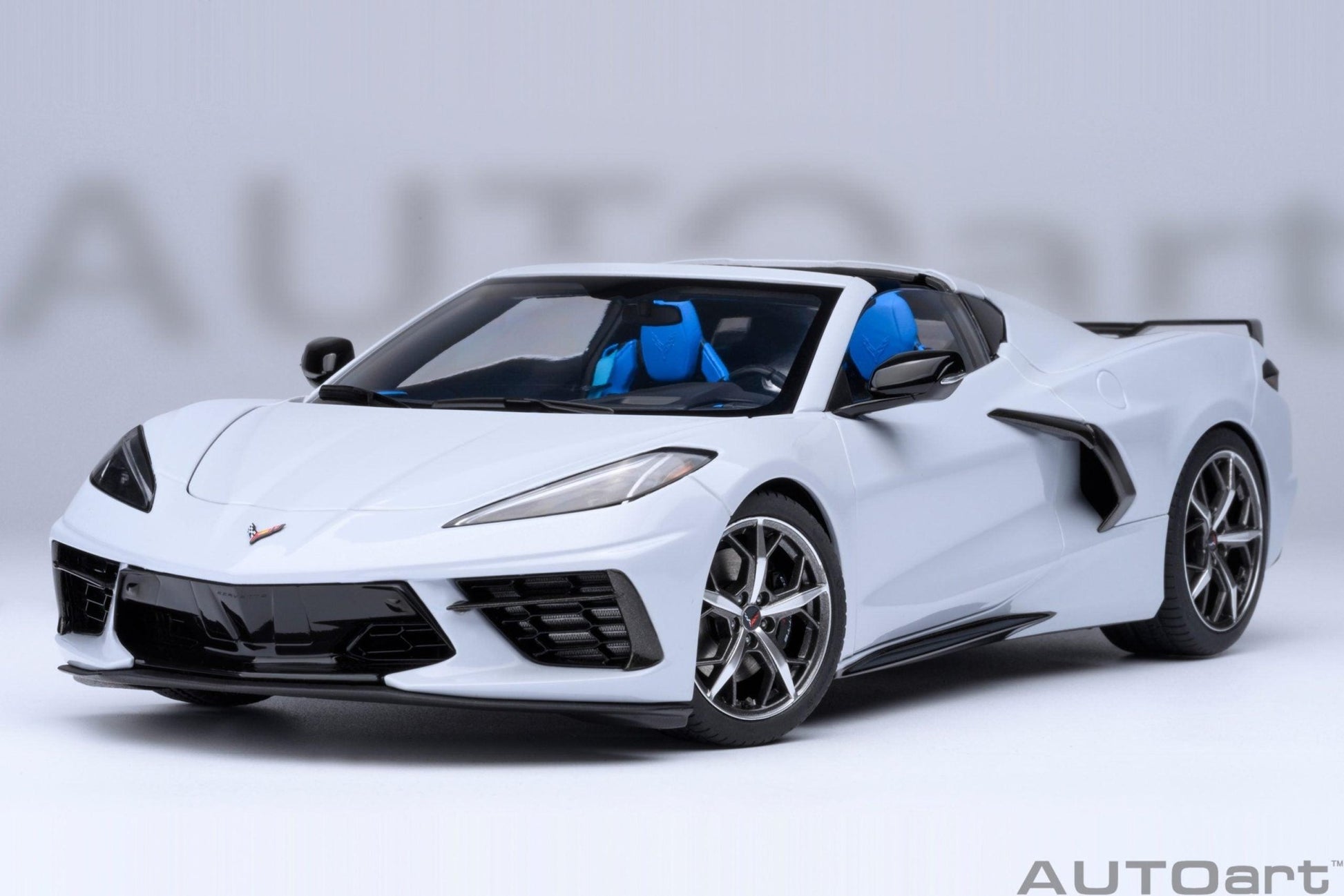 AutoArt Chevrolet Corvette C8 Stingray Z51 - Ceramic Matrix Grey Metallic 1:18 Modell - Artexio