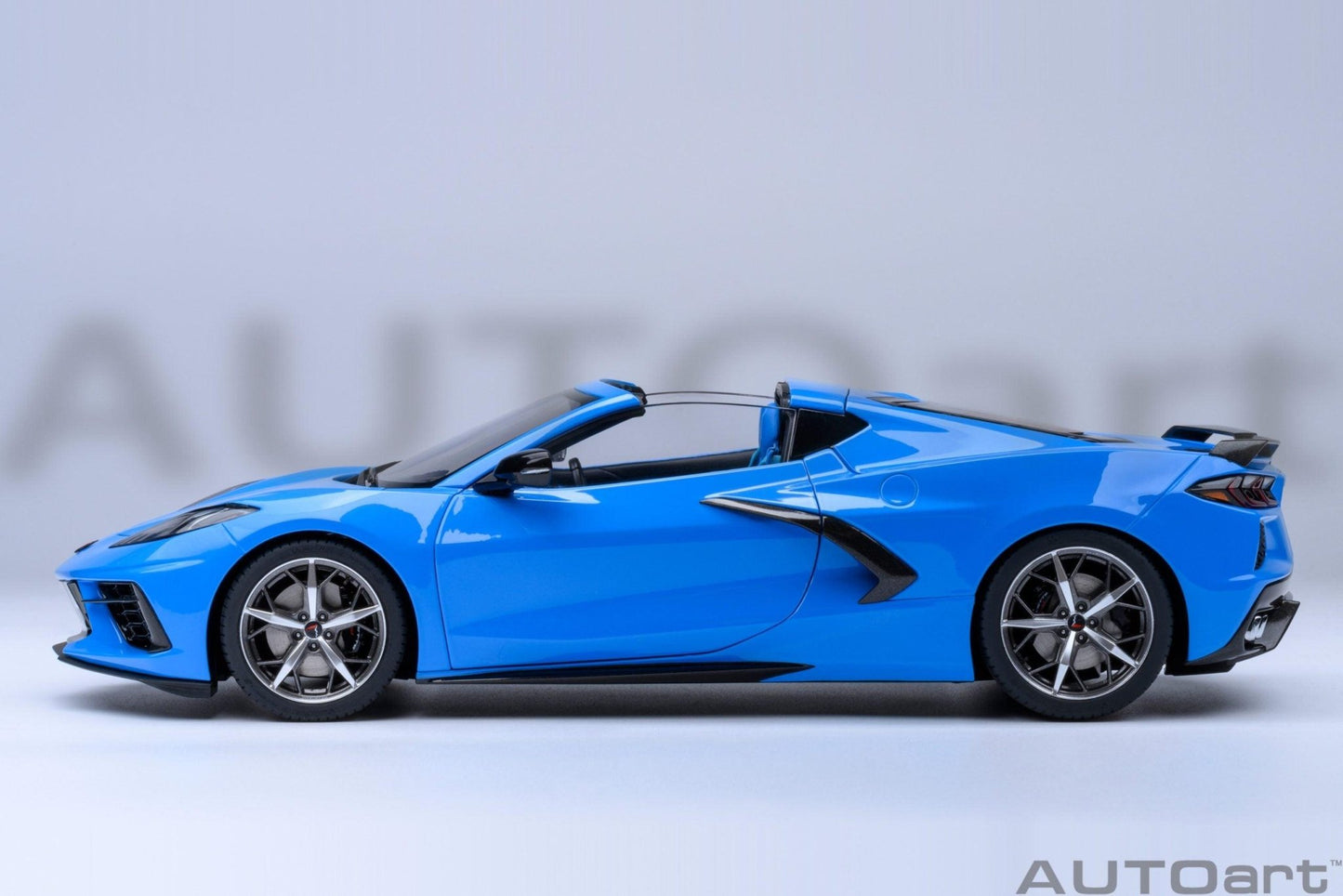 AutoArt Chevrolet Corvette C8 Stingray Z51 - Rapid Blue 1:18 Modell - Artexio