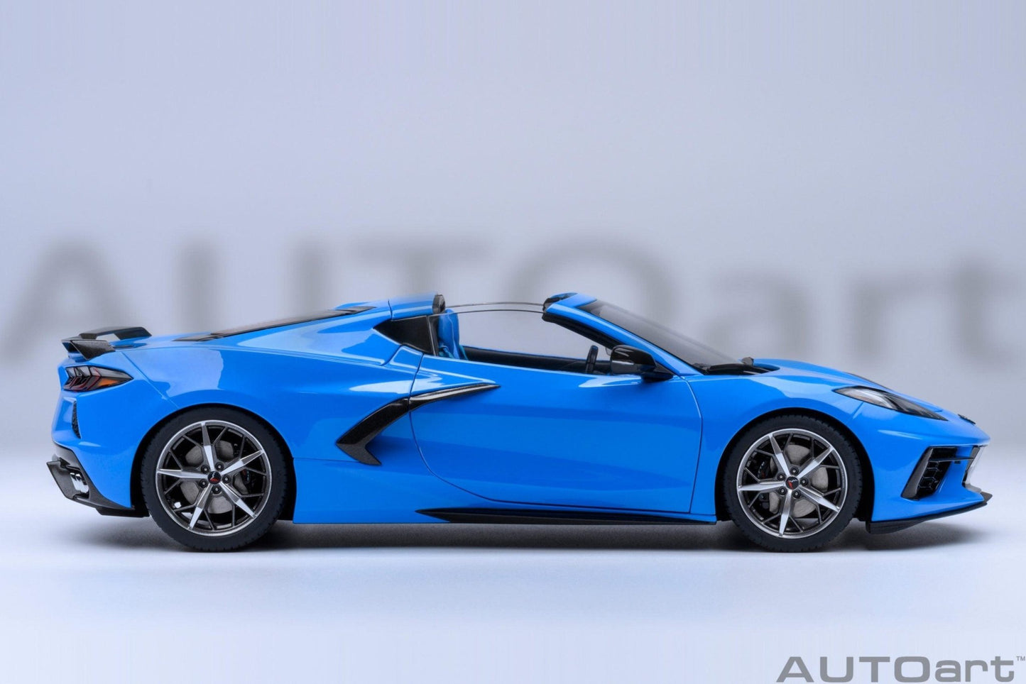 AutoArt Chevrolet Corvette C8 Stingray Z51 - Rapid Blue 1:18 Modell - Artexio