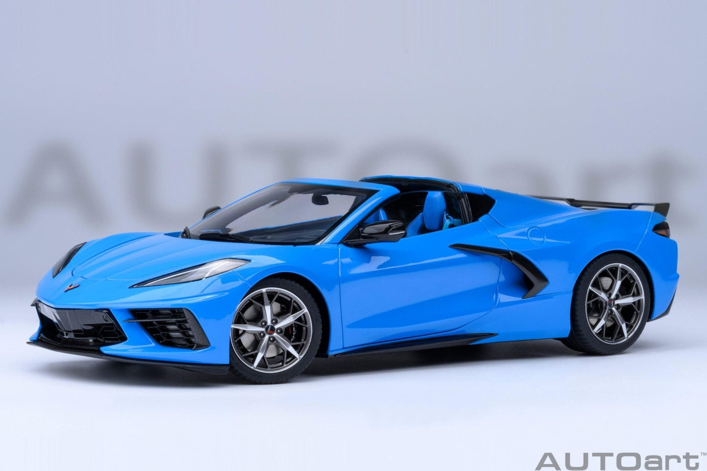 AutoArt Chevrolet Corvette C8 Stingray Z51 - Rapid Blue 1:18 Modell - Artexio