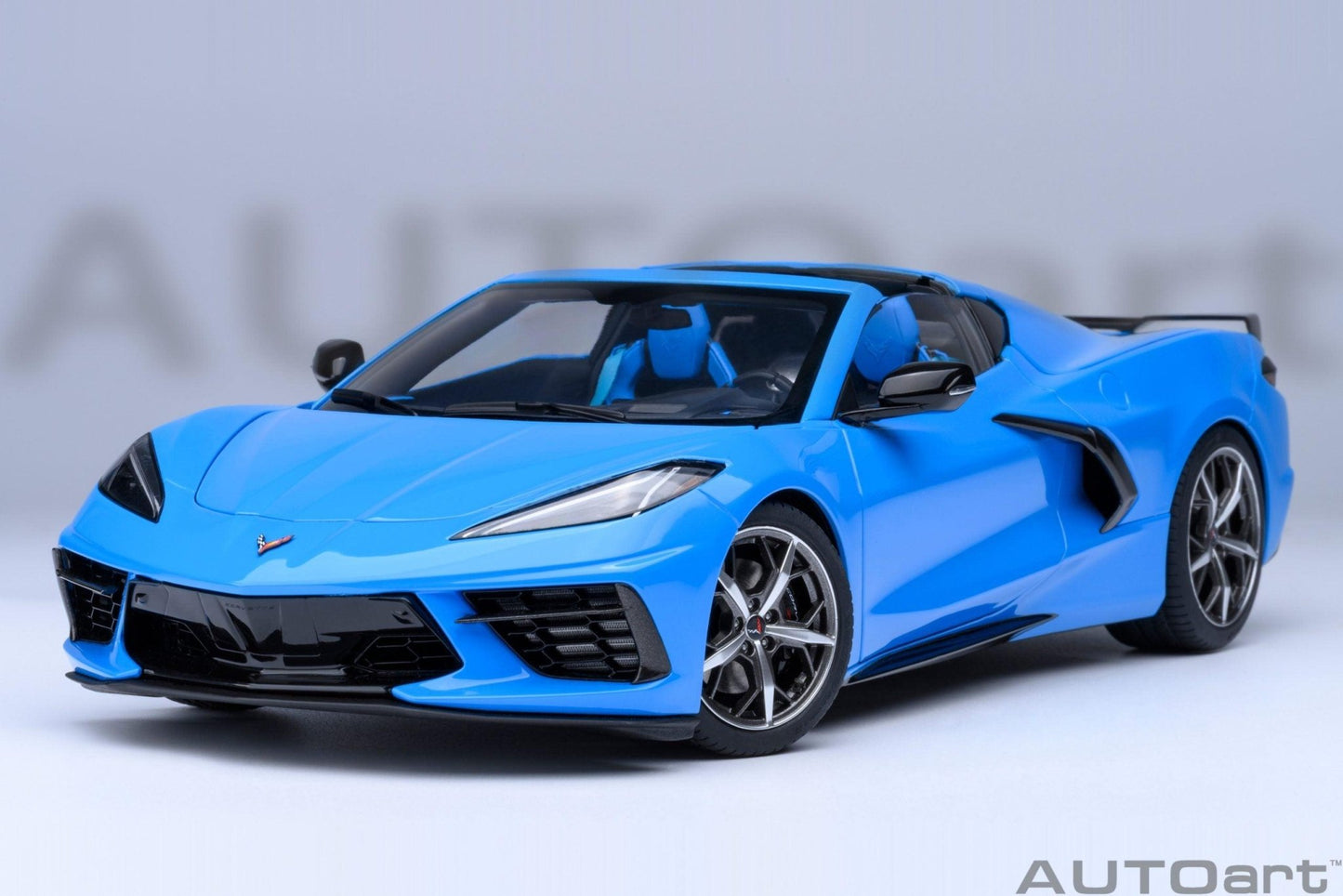 AutoArt Chevrolet Corvette C8 Stingray Z51 - Rapid Blue 1:18 Modell - Artexio