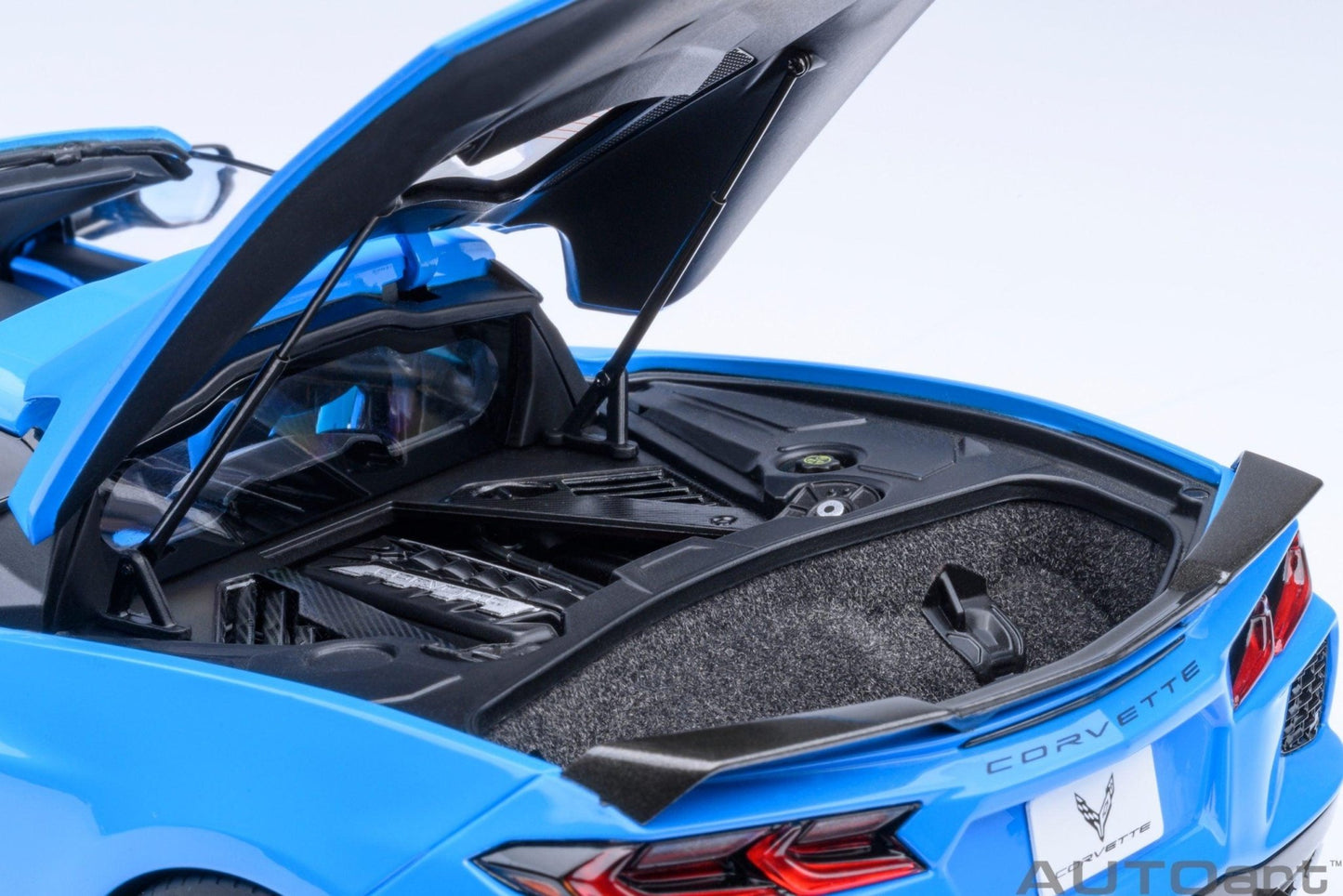 AutoArt Chevrolet Corvette C8 Stingray Z51 - Rapid Blue 1:18 Modell - Artexio