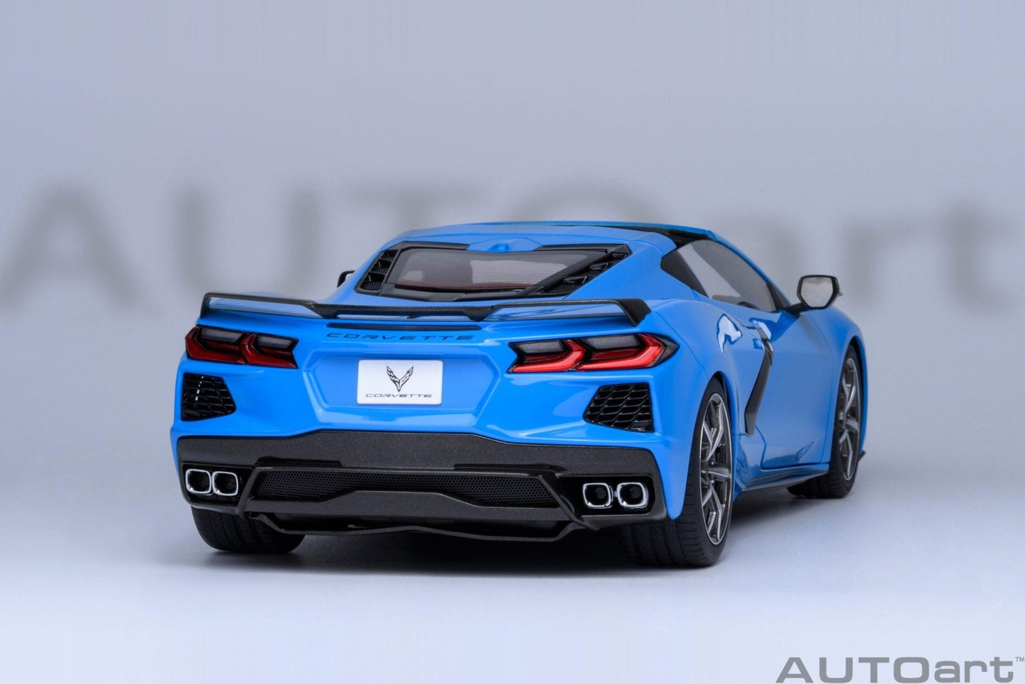 AutoArt Chevrolet Corvette C8 Stingray Z51 - Rapid Blue 1:18 Modell - Artexio