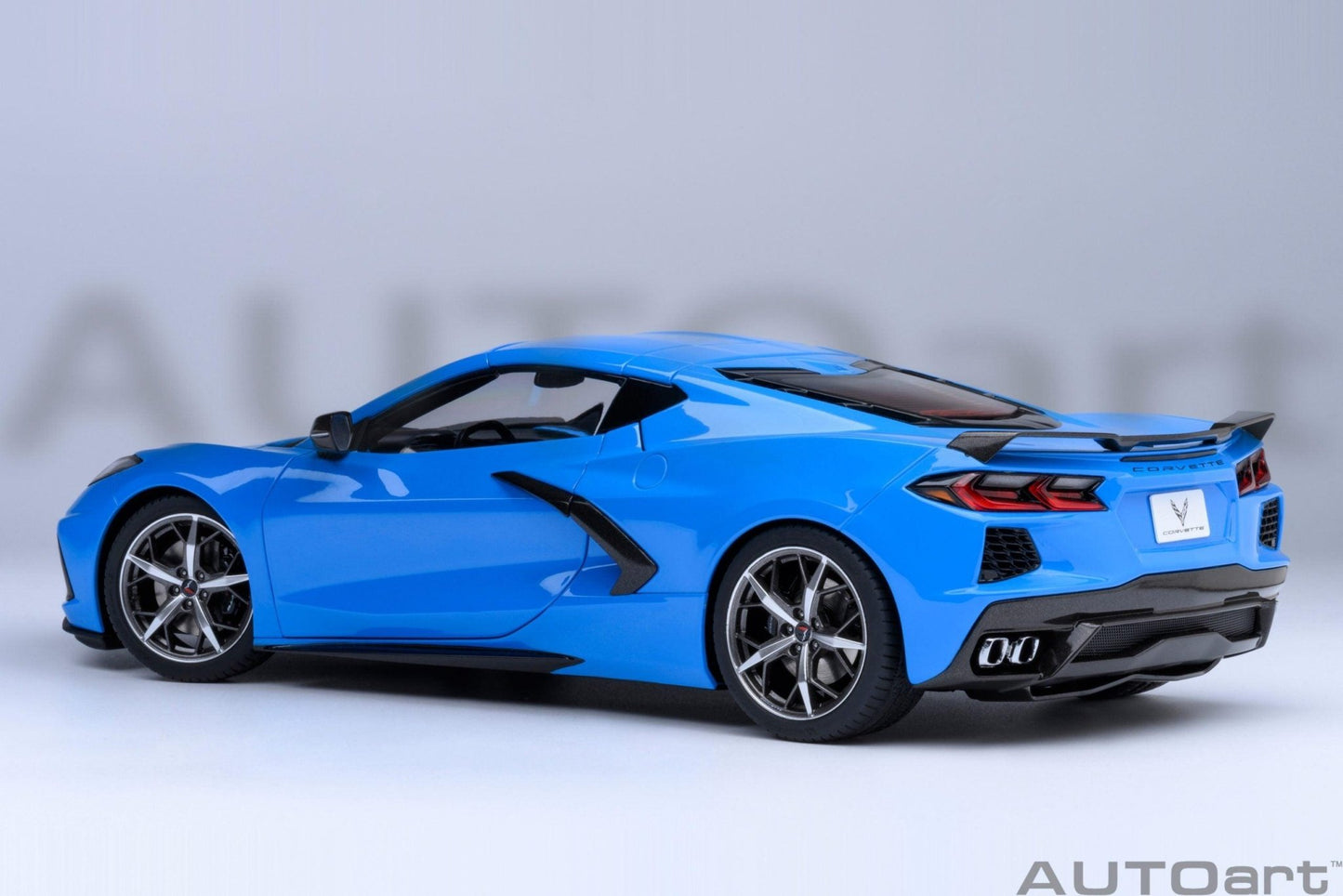 AutoArt Chevrolet Corvette C8 Stingray Z51 - Rapid Blue 1:18 Modell - Artexio