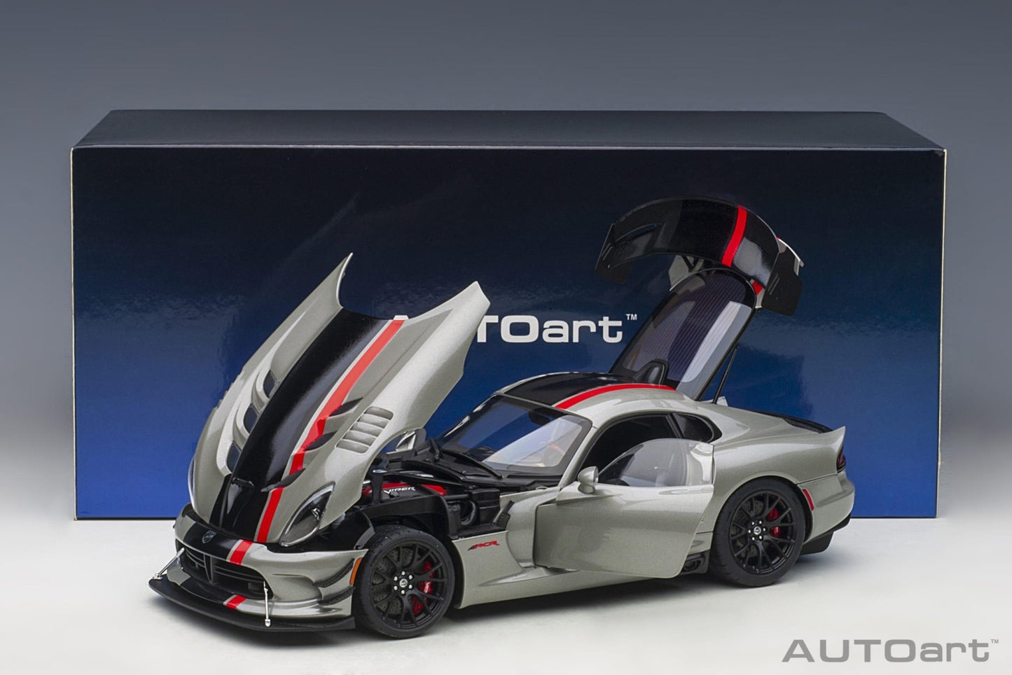 AutoArt Dodge Viper ACR 2017 - Billet Silver Metallic with Black Stripes 1:18 Modell - Artexio