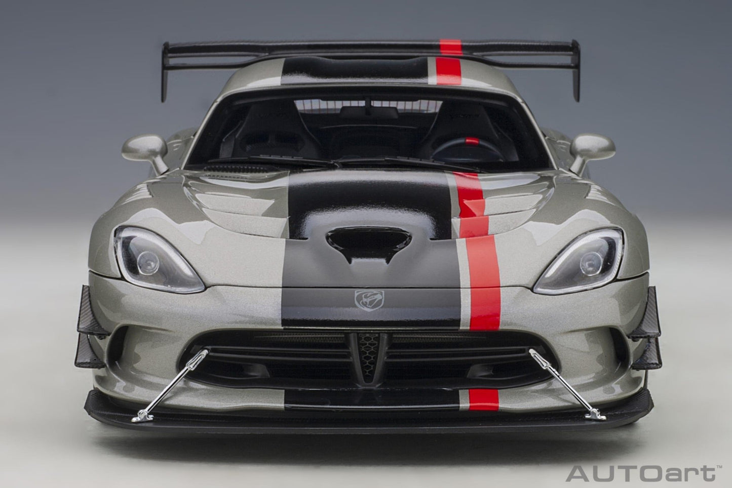 AutoArt Dodge Viper ACR 2017 - Billet Silver Metallic with Black Stripes 1:18 Modell - Artexio