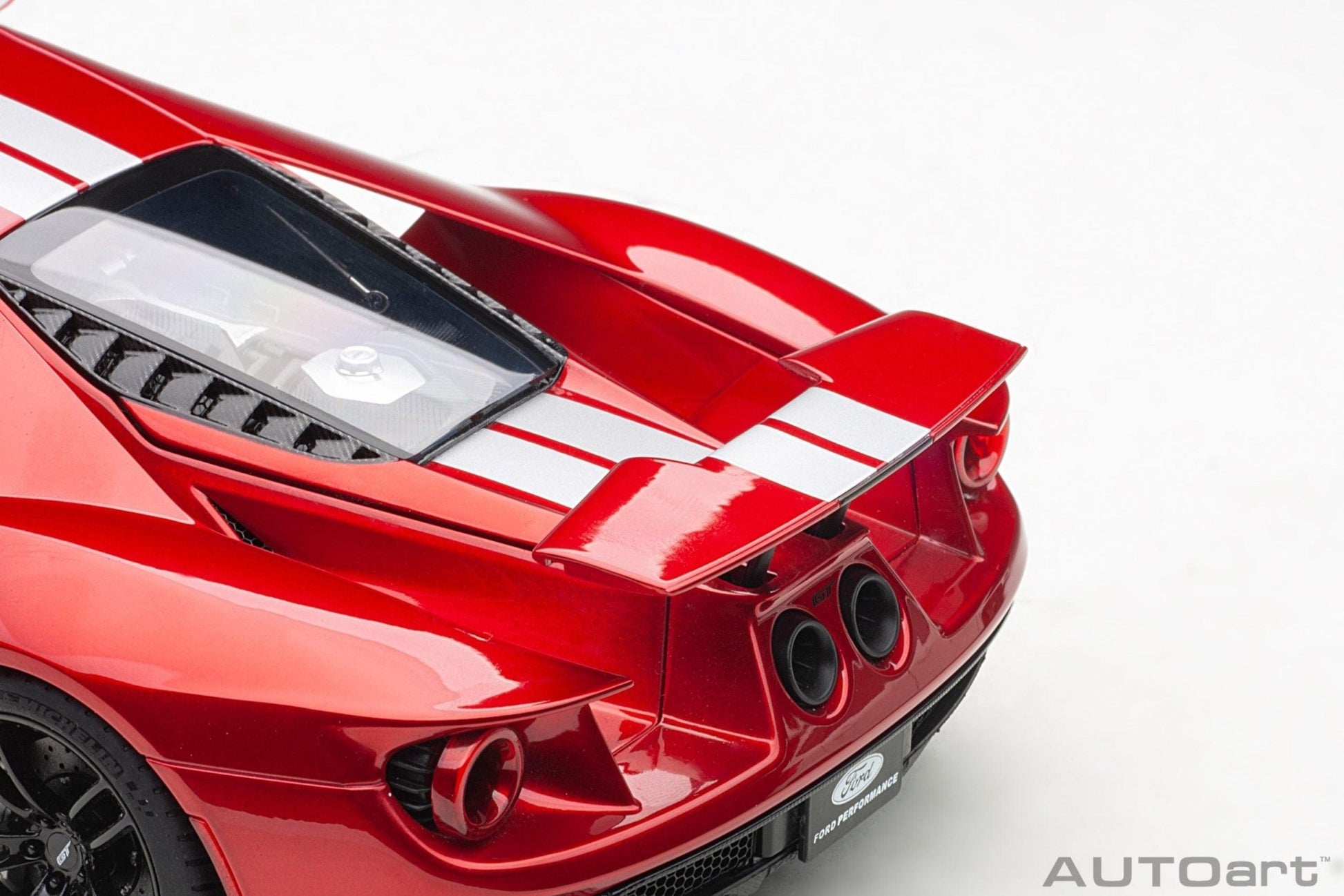 AutoArt Ford GT 2017 - Liquid Red/Silver Stripes 1:18 Modell - Artexio