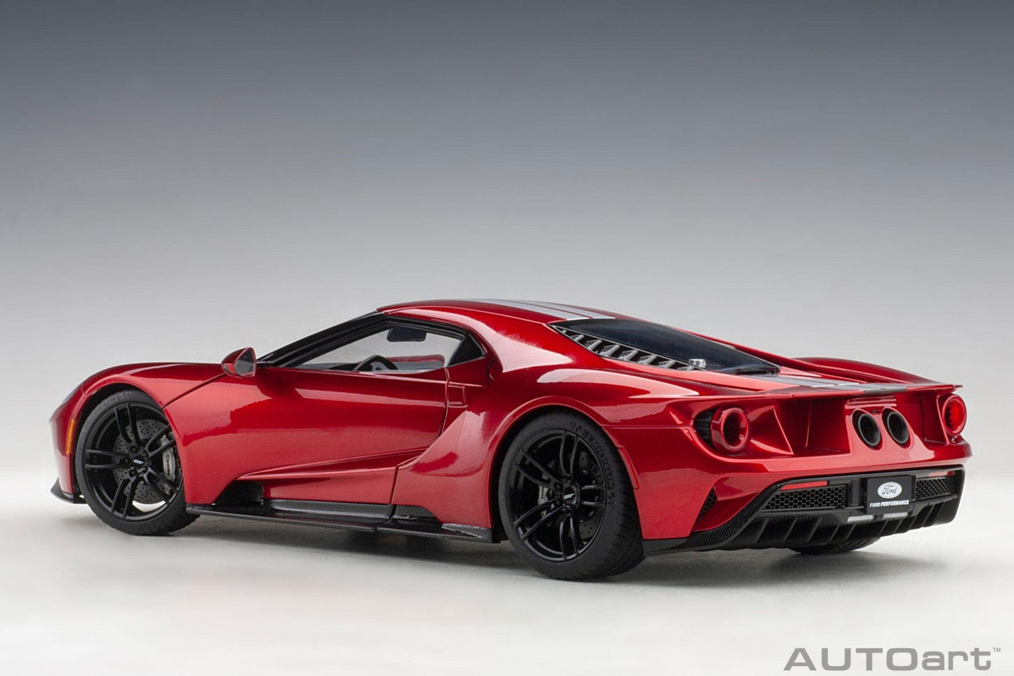 AutoArt Ford GT 2017 - Liquid Red/Silver Stripes 1:18 Modell - Artexio