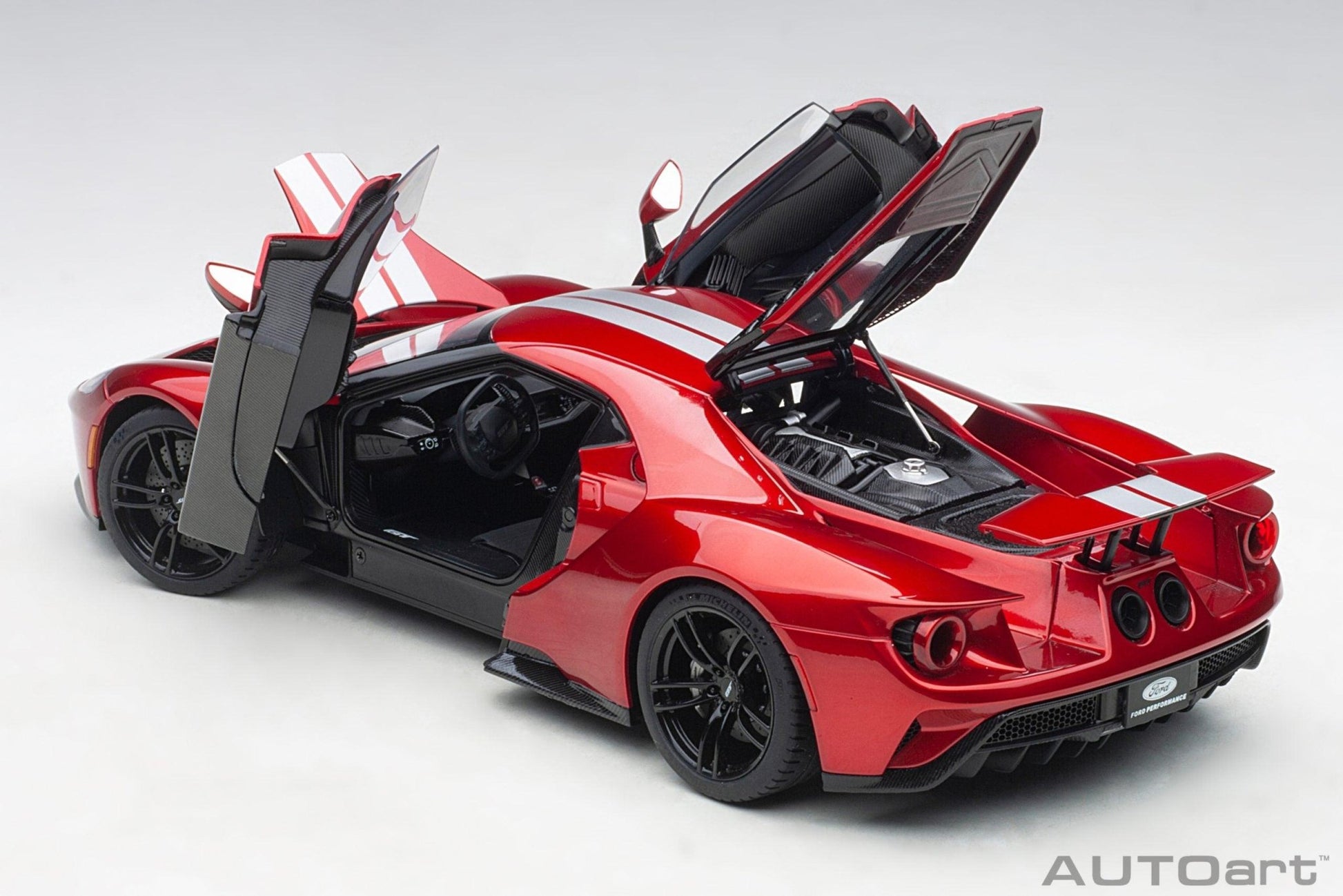 AutoArt Ford GT 2017 - Liquid Red/Silver Stripes 1:18 Modell - Artexio