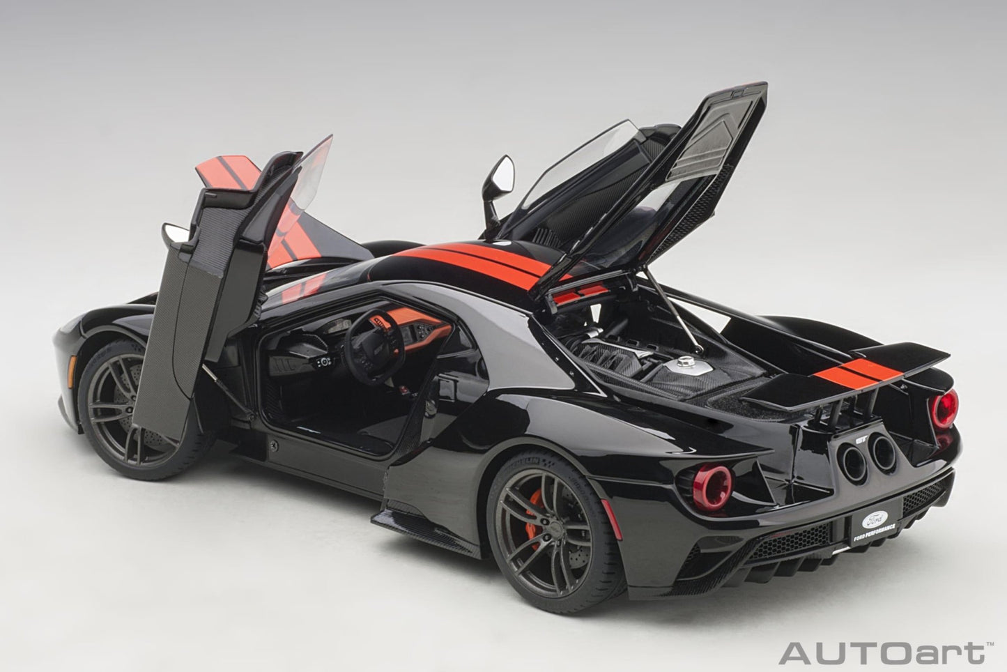 AutoArt Ford GT 2017 - Shadow Black/Orange Stripes 1:18 Modell - Artexio