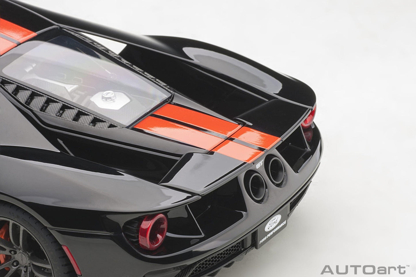 AutoArt Ford GT 2017 - Shadow Black/Orange Stripes 1:18 Modell - Artexio