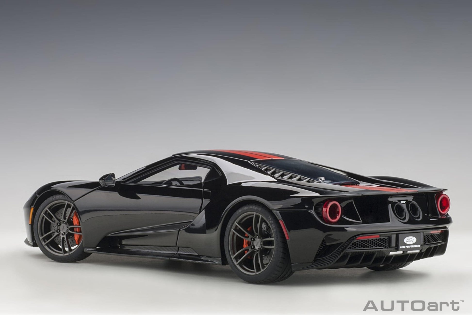 AutoArt Ford GT 2017 - Shadow Black/Orange Stripes 1:18 Modell - Artexio