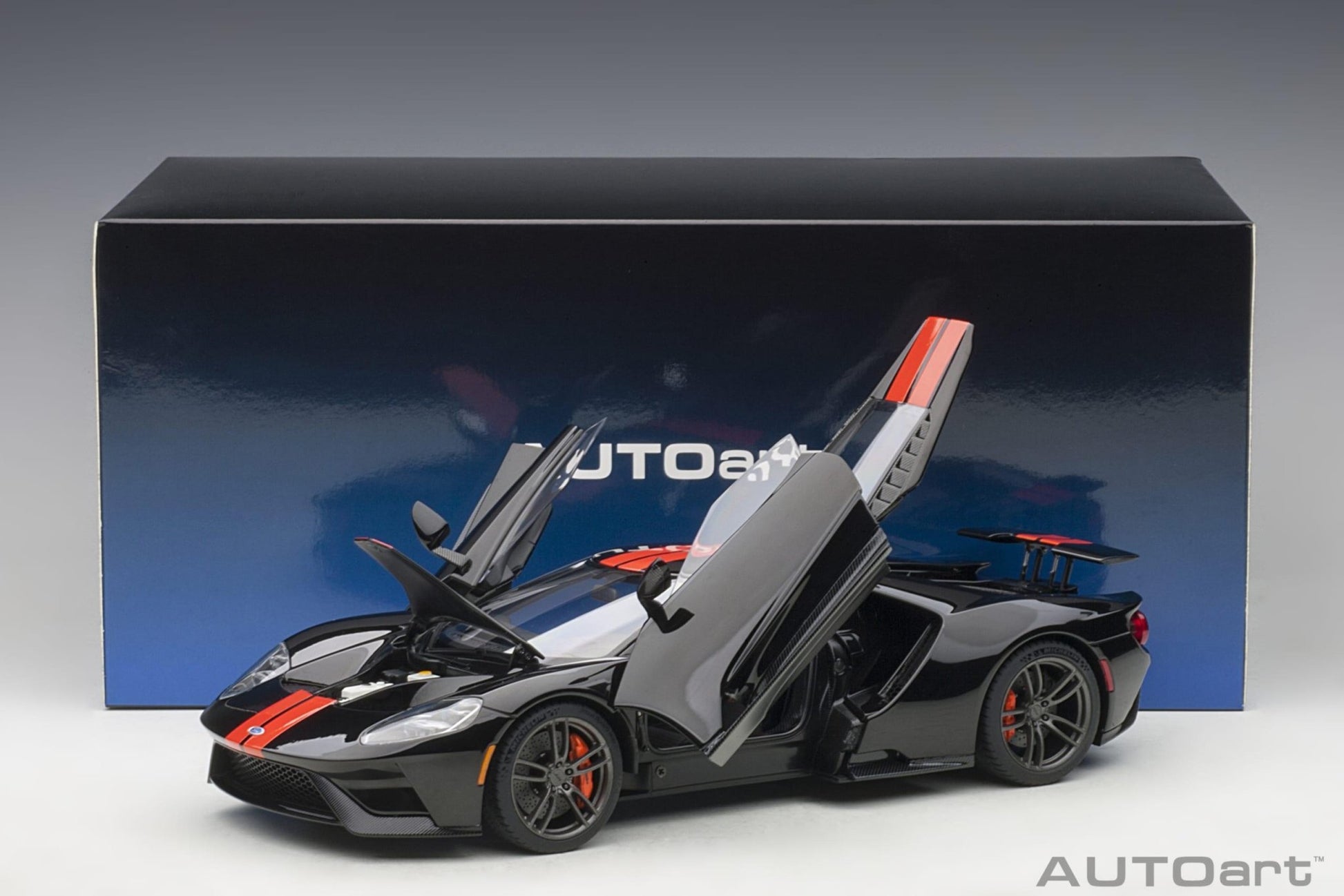 AutoArt Ford GT 2017 - Shadow Black/Orange Stripes 1:18 Modell - Artexio