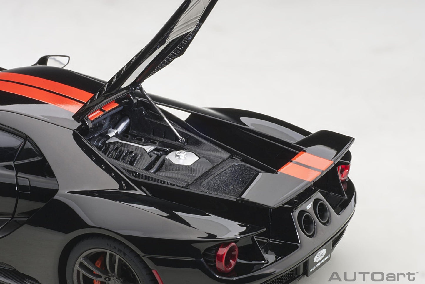 AutoArt Ford GT 2017 - Shadow Black/Orange Stripes 1:18 Modell - Artexio