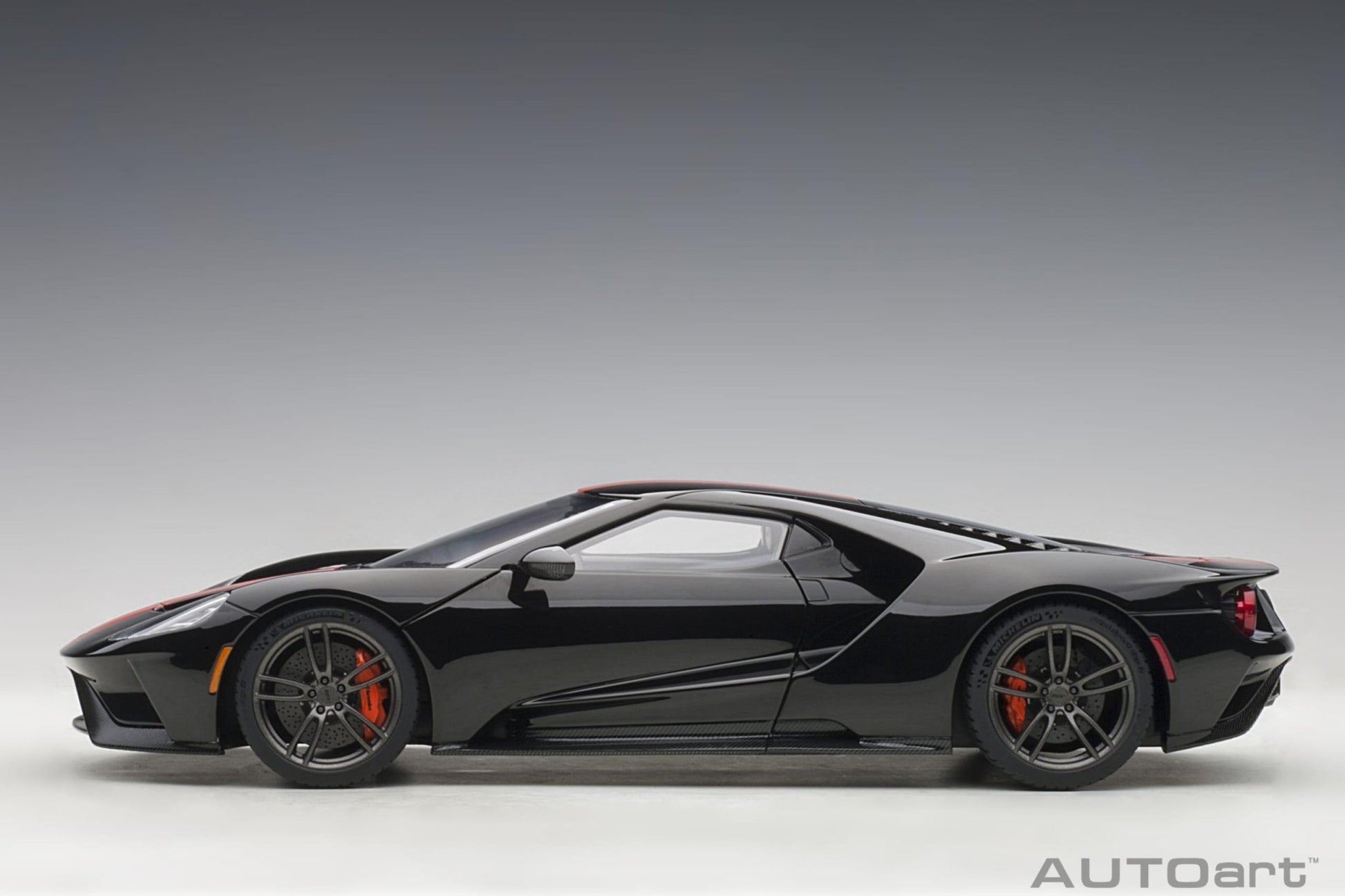 AutoArt Ford GT 2017 - Shadow Black/Orange Stripes 1:18 Modell - Artexio