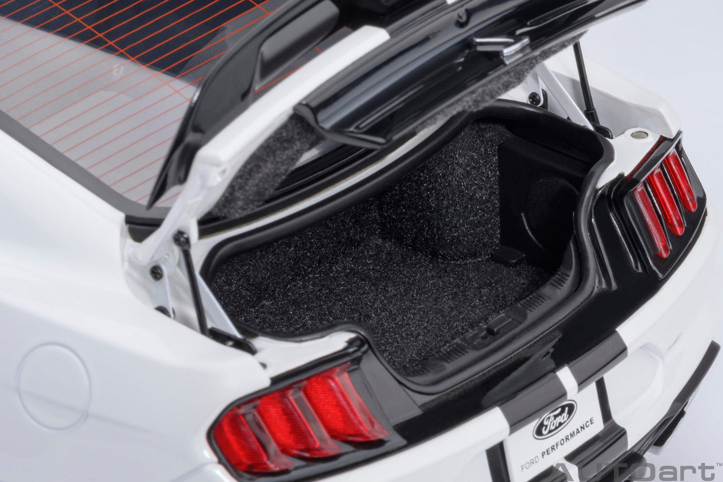 AutoArt Ford Mustang Shelby GT500 (Oxford White) 1:18 Modell