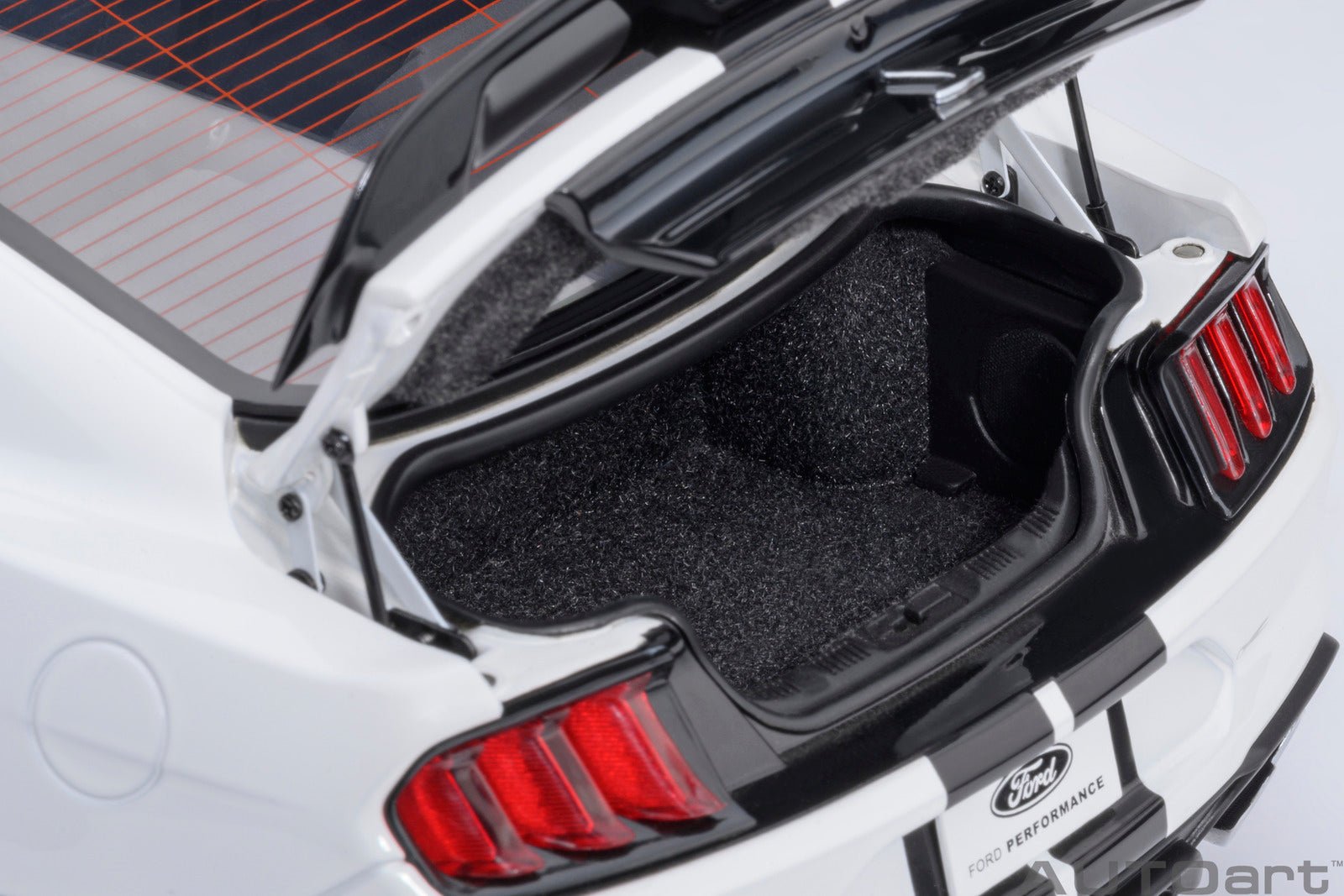 AutoArt Ford Mustang Shelby GT500 (Oxford White) 1:18 Modell