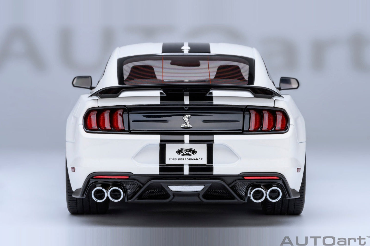 AutoArt Ford Mustang Shelby GT500 (Oxford White) 1:18 Modell