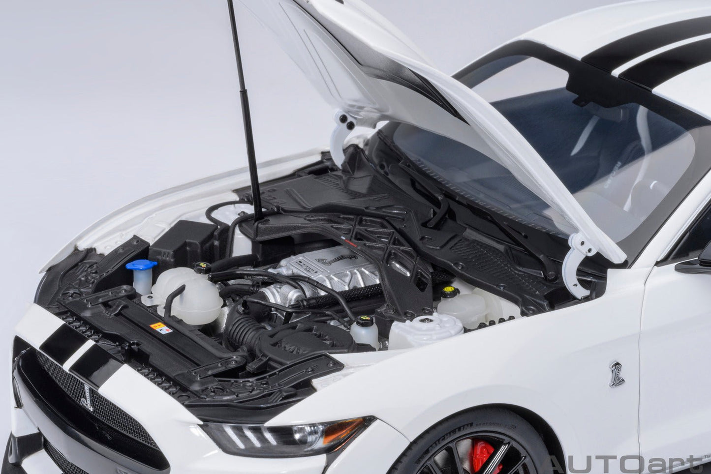 AutoArt Ford Mustang Shelby GT500 (Oxford White) 1:18 Modell
